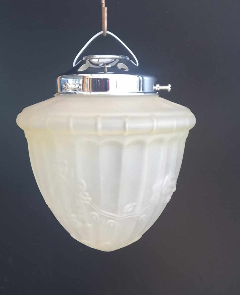 Reproduction shade light peach Victorian. VR11
