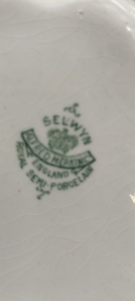 Selwyn   by Alfred Meakin Ltd England Gravy Boat      AML2